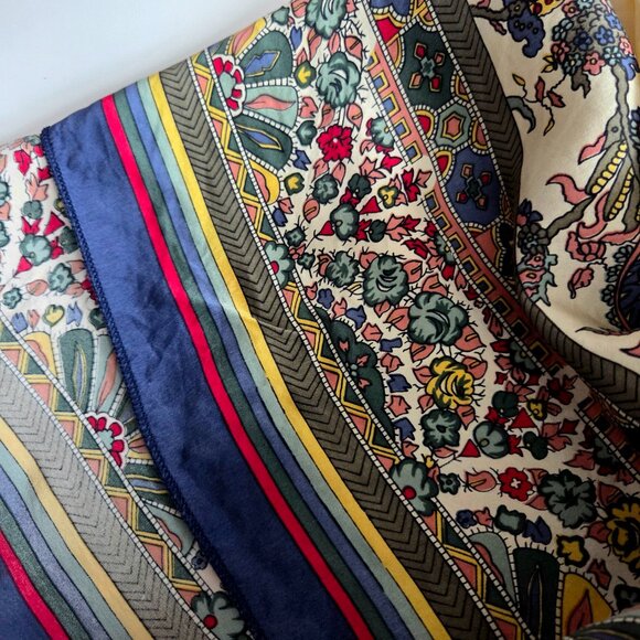 Large silk scarf with floral design. - Picture 7 of 12